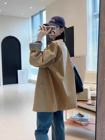 Sieviešu vējlai jaka no poliestera/nylon maisījuma, reveru kakls, garās piedurknes, brīva piegriezuma, rudens 2025