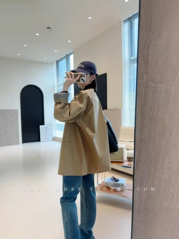 Sieviešu vējlai jaka no poliestera/nylon maisījuma, reveru kakls, garās piedurknes, brīva piegriezuma, rudens 2025