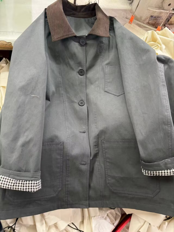 Sieviešu vējlai jaka no poliestera/nylon maisījuma, reveru kakls, garās piedurknes, brīva piegriezuma, rudens 2025