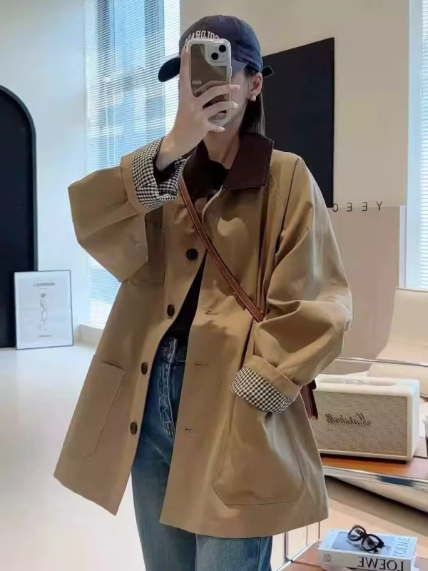 Sieviešu vējlai jaka no poliestera/nylon maisījuma, reveru kakls, garās piedurknes, brīva piegriezuma, rudens 2025