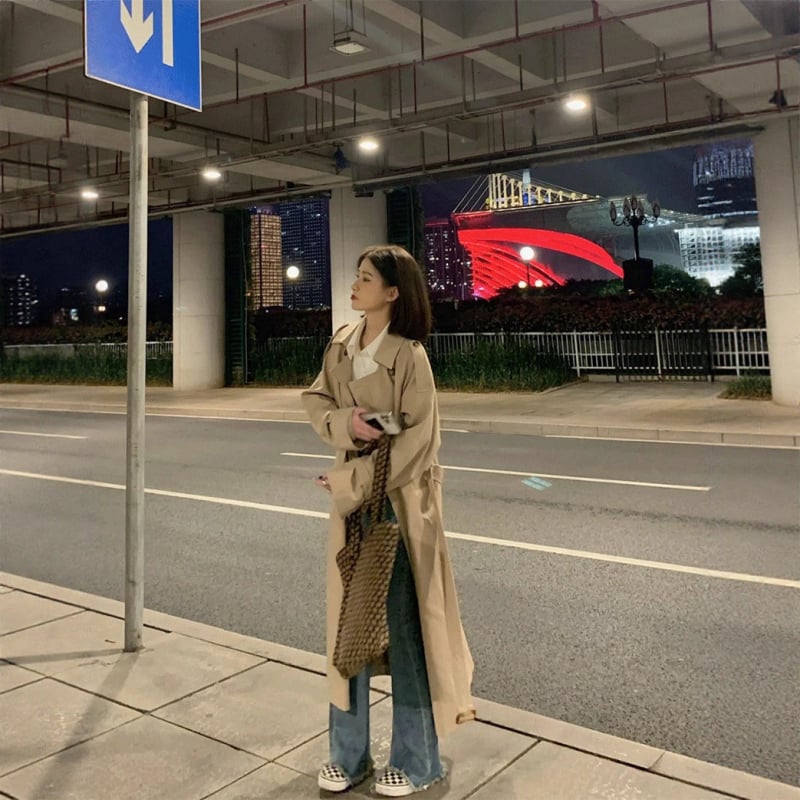 Ženský trenčkot – voľný strih, stredná dĺžka 65–80 cm, polyester, golier typu saka