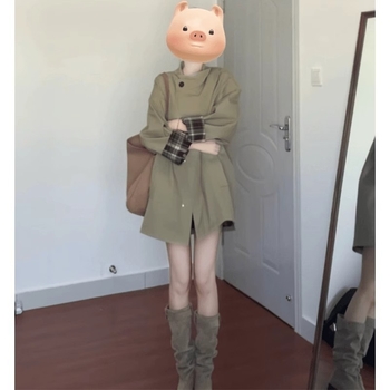 Sieviešu vēja jaka vidēja garuma, brīvs piegriezums, polo kakla, garas piedurknes, poliesters