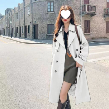 Moteriškas prancūziško stiliaus trench coat, A linijos siluetas, vidutinio ilgio, medvilnės‑poliesterio mišinys, vidutinio storio, skrybėlės tipo apykaklė, be rankovių, kišenės ir sagos