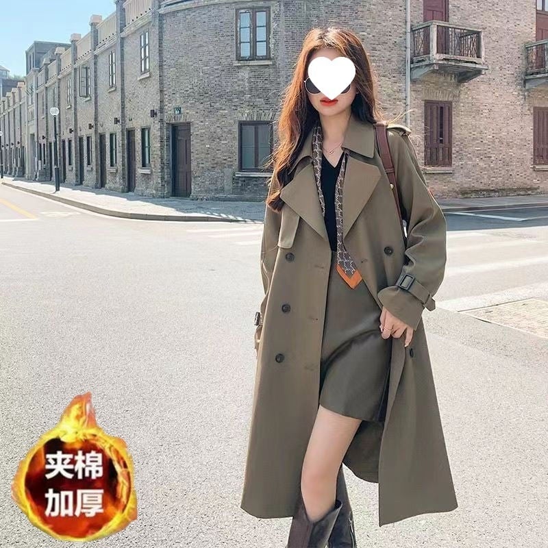 Moteriškas prancūziško stiliaus trench coat, A linijos siluetas, vidutinio ilgio, medvilnės‑poliesterio mišinys, vidutinio storio, skrybėlės tipo apykaklė, be rankovių, kišenės ir sagos