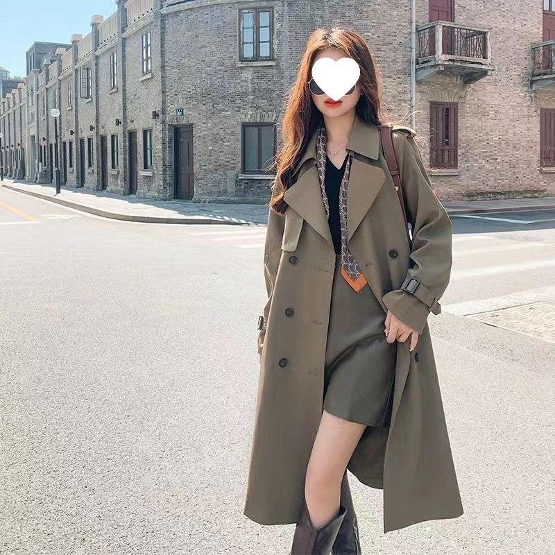 Moteriškas prancūziško stiliaus trench coat, A linijos siluetas, vidutinio ilgio, medvilnės‑poliesterio mišinys, vidutinio storio, skrybėlės tipo apykaklė, be rankovių, kišenės ir sagos