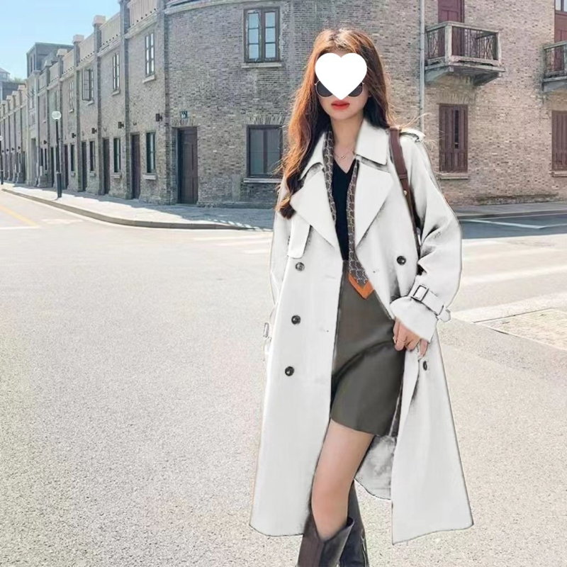 Moteriškas prancūziško stiliaus trench coat, A linijos siluetas, vidutinio ilgio, medvilnės‑poliesterio mišinys, vidutinio storio, skrybėlės tipo apykaklė, be rankovių, kišenės ir sagos