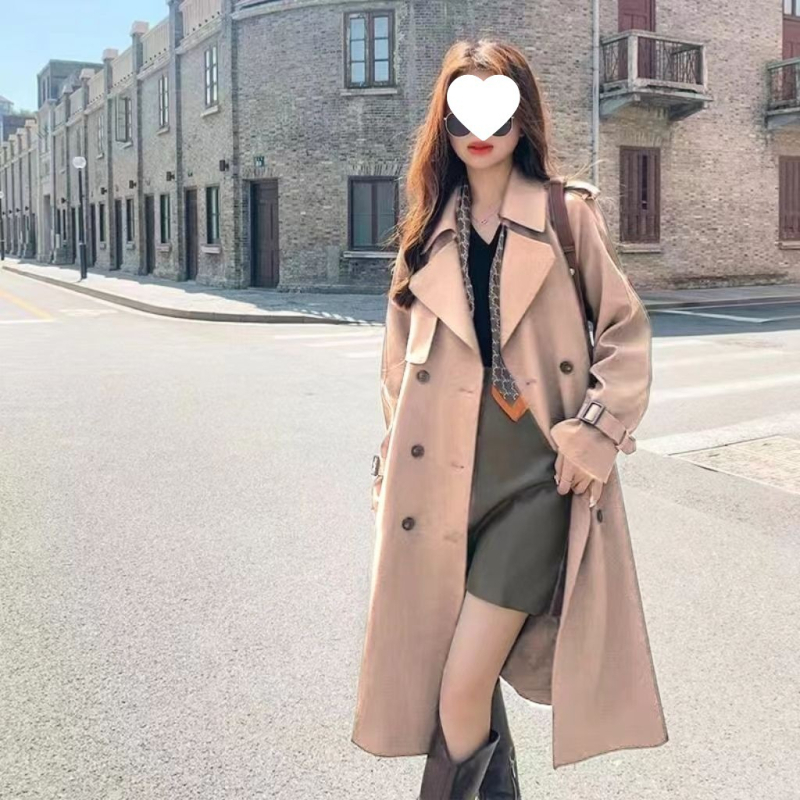 Moteriškas prancūziško stiliaus trench coat, A linijos siluetas, vidutinio ilgio, medvilnės‑poliesterio mišinys, vidutinio storio, skrybėlės tipo apykaklė, be rankovių, kišenės ir sagos