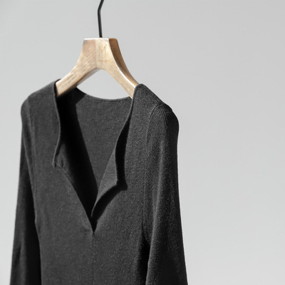Sveter od mješavine vune i viskoze, uži kroj (slim-fit), V-izrez, dugi rukavi