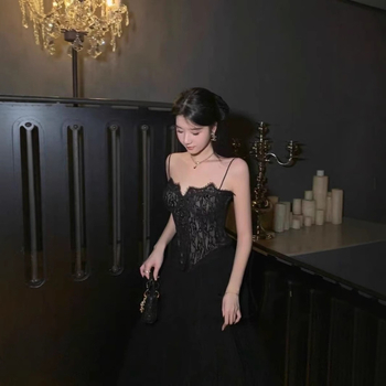 Nailoninė palaidinė su nėriniu, V kaklo iškirptė ir peties dirželiai