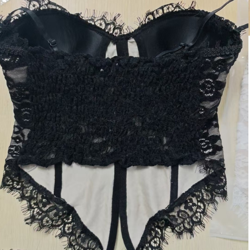 Nailoninė palaidinė su nėriniu, V kaklo iškirptė ir peties dirželiai