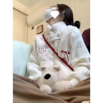 Kardiganas su siuvinėtu šuniuko motyvu ir dirbtinio mink veluro tekstūra, aukšta apykaklė, laisvas kirpimas, 3/4 rankovės.