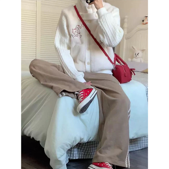 Kardiganas su siuvinėtu šuniuko motyvu ir dirbtinio mink veluro tekstūra, aukšta apykaklė, laisvas kirpimas, 3/4 rankovės.