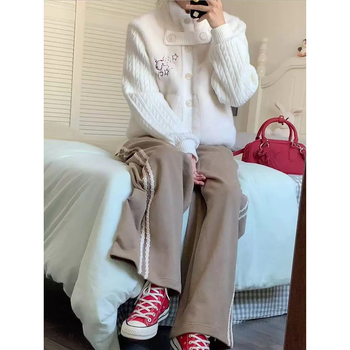 Kardiganas su siuvinėtu šuniuko motyvu ir dirbtinio mink veluro tekstūra, aukšta apykaklė, laisvas kirpimas, 3/4 rankovės.