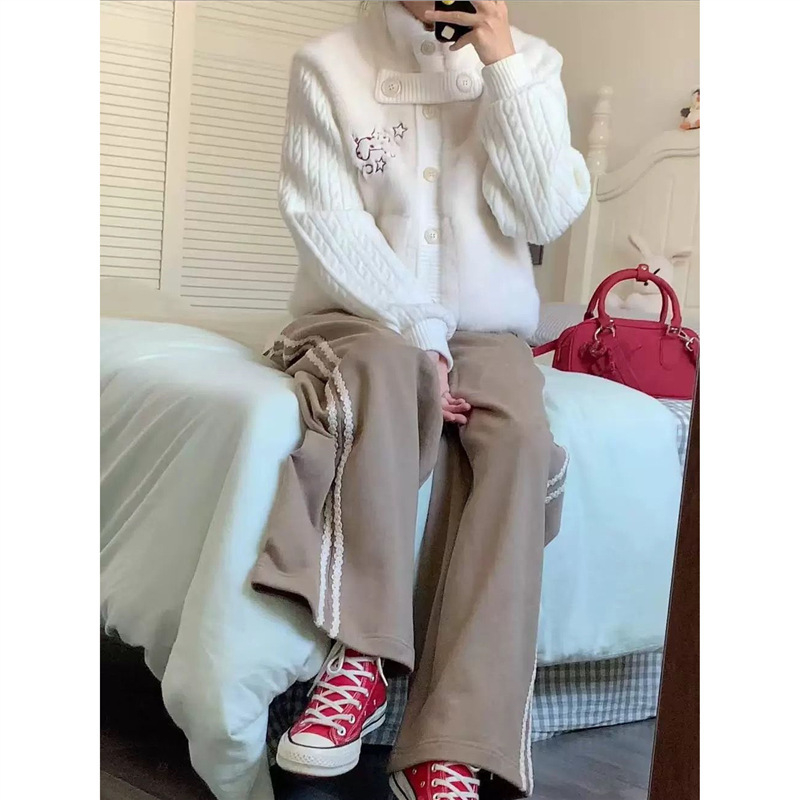 Kardiganas su siuvinėtu šuniuko motyvu ir dirbtinio mink veluro tekstūra, aukšta apykaklė, laisvas kirpimas, 3/4 rankovės.