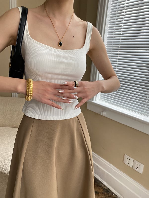 Topas su krūties pagalvėlėmis, prancūziškas kvadratinis kaklo iškirptė, plačios neatsiejamos petnešėlės, siauras kirpimas, medvilnė 90–95% + elastanas