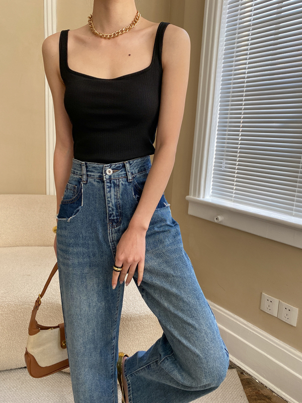 Topas su krūties pagalvėlėmis, prancūziškas kvadratinis kaklo iškirptė, plačios neatsiejamos petnešėlės, siauras kirpimas, medvilnė 90–95% + elastanas