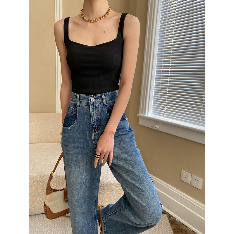 Topas su krūties pagalvėlėmis, prancūziškas kvadratinis kaklo iškirptė, plačios neatsiejamos petnešėlės, siauras kirpimas, medvilnė 90–95% + elastanas