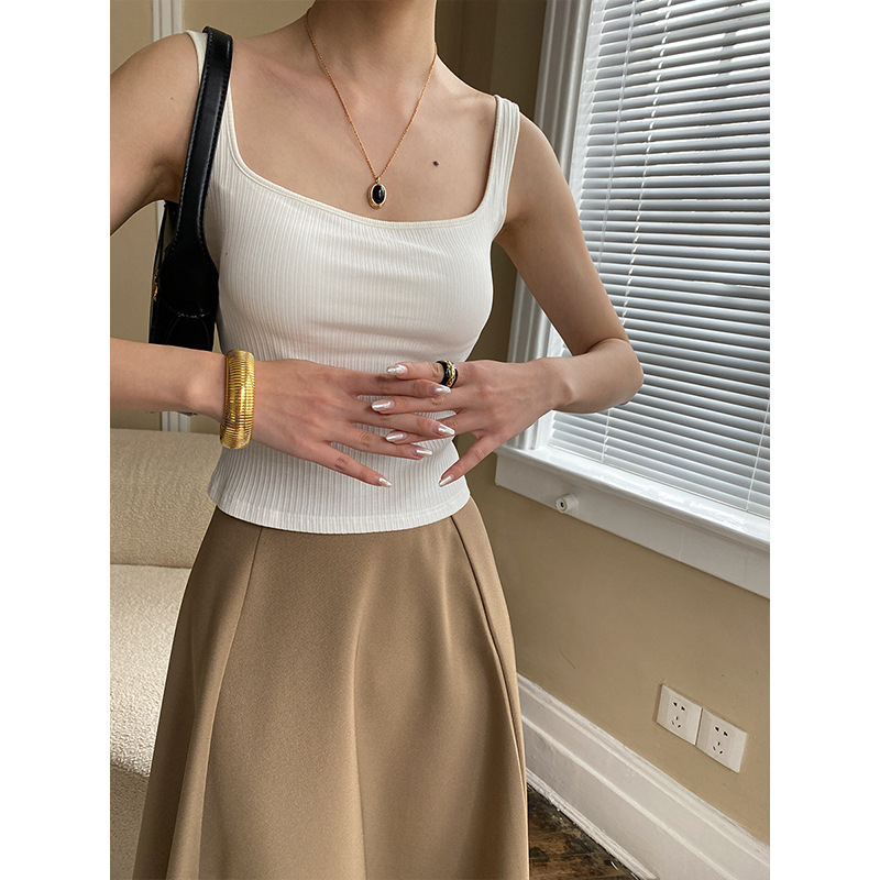 Topas su krūties pagalvėlėmis, prancūziškas kvadratinis kaklo iškirptė, plačios neatsiejamos petnešėlės, siauras kirpimas, medvilnė 90–95% + elastanas