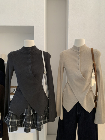 Kootud cardigan ristkinnitusega, püsti kaelus, vöökohal pikkus, kellakujulised varrukad, akrilkiud