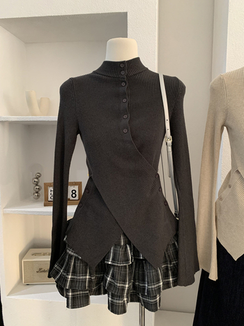 Kootud cardigan ristkinnitusega, püsti kaelus, vöökohal pikkus, kellakujulised varrukad, akrilkiud