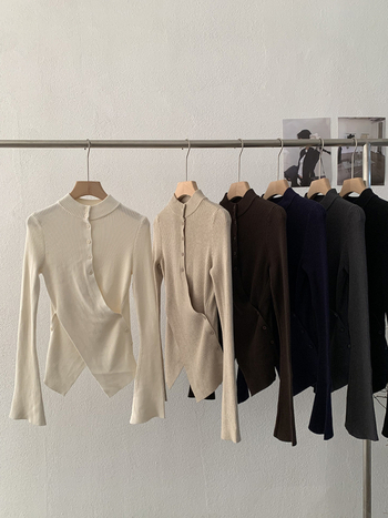 Kootud cardigan ristkinnitusega, püsti kaelus, vöökohal pikkus, kellakujulised varrukad, akrilkiud