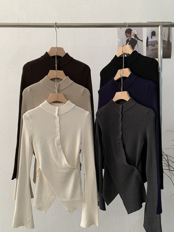 Kootud cardigan ristkinnitusega, püsti kaelus, vöökohal pikkus, kellakujulised varrukad, akrilkiud