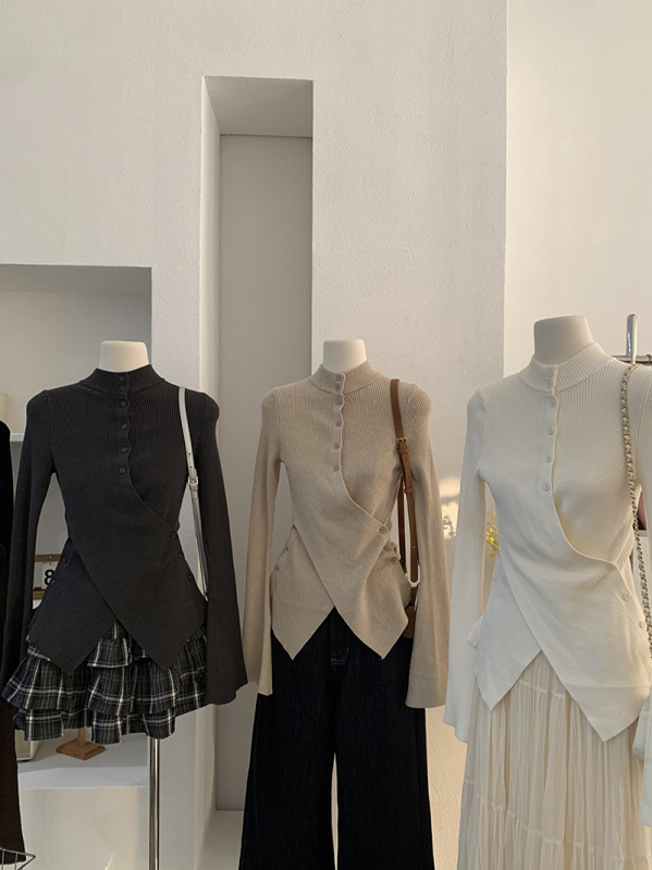 Kootud cardigan ristkinnitusega, püsti kaelus, vöökohal pikkus, kellakujulised varrukad, akrilkiud