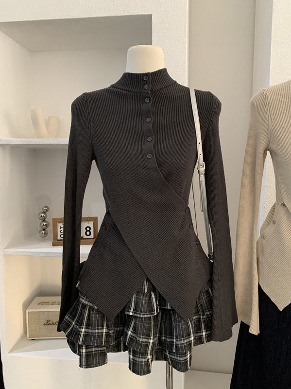 Kootud cardigan ristkinnitusega, püsti kaelus, vöökohal pikkus, kellakujulised varrukad, akrilkiud