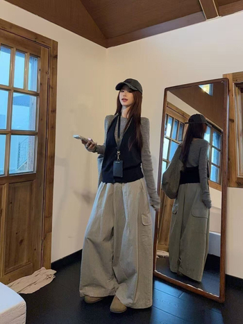 Nėščiosios kostiumo komplektas su klostuotu poliesteriu, ilgomis rankovėmis viršus ir plačiomis kelnėmis, spalvų derinimo raštas, ruduo 2025