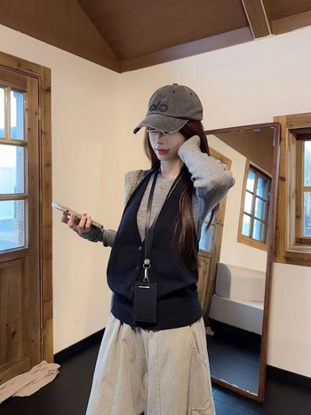 Nėščiosios kostiumo komplektas su klostuotu poliesteriu, ilgomis rankovėmis viršus ir plačiomis kelnėmis, spalvų derinimo raštas, ruduo 2025