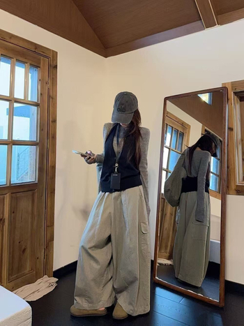 Nėščiosios kostiumo komplektas su klostuotu poliesteriu, ilgomis rankovėmis viršus ir plačiomis kelnėmis, spalvų derinimo raštas, ruduo 2025