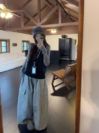 Nėščiosios kostiumo komplektas su klostuotu poliesteriu, ilgomis rankovėmis viršus ir plačiomis kelnėmis, spalvų derinimo raštas, ruduo 2025