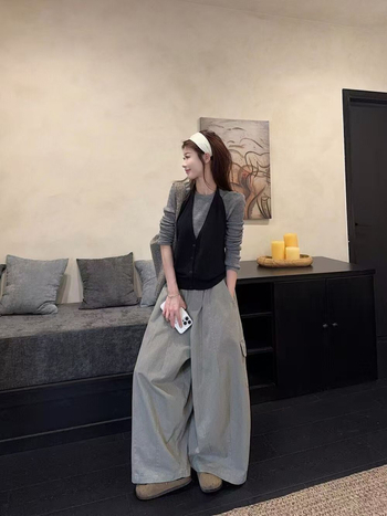 Nėščiosios kostiumo komplektas su klostuotu poliesteriu, ilgomis rankovėmis viršus ir plačiomis kelnėmis, spalvų derinimo raštas, ruduo 2025