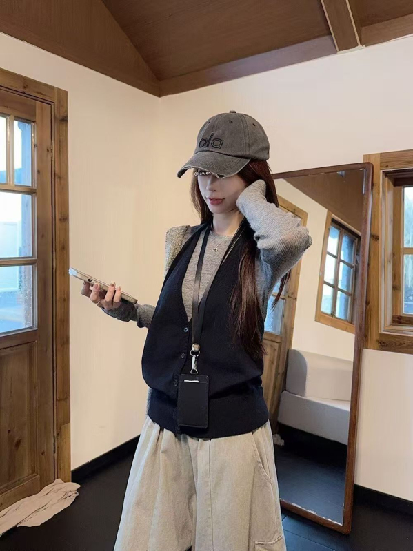 Nėščiosios kostiumo komplektas su klostuotu poliesteriu, ilgomis rankovėmis viršus ir plačiomis kelnėmis, spalvų derinimo raštas, ruduo 2025