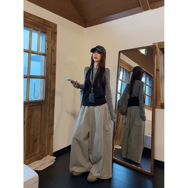 Nėščiosios kostiumo komplektas su klostuotu poliesteriu, ilgomis rankovėmis viršus ir plačiomis kelnėmis, spalvų derinimo raštas, ruduo 2025