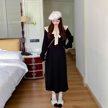 Vienos dalies suknelė su raukšlėta apykakle, ilgomis rankovėmis, midi ilgis sijono su lotoso lapų forma