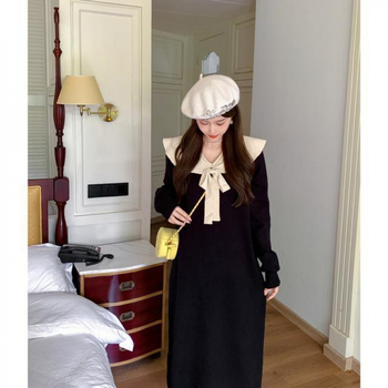 Vienos dalies suknelė su raukšlėta apykakle, ilgomis rankovėmis, midi ilgis sijono su lotoso lapų forma