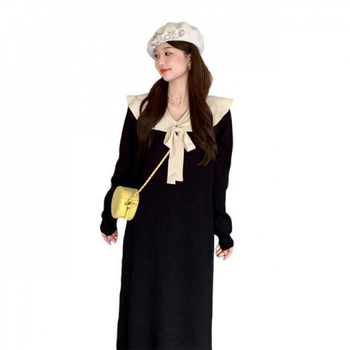 Vienos dalies suknelė su raukšlėta apykakle, ilgomis rankovėmis, midi ilgis sijono su lotoso lapų forma