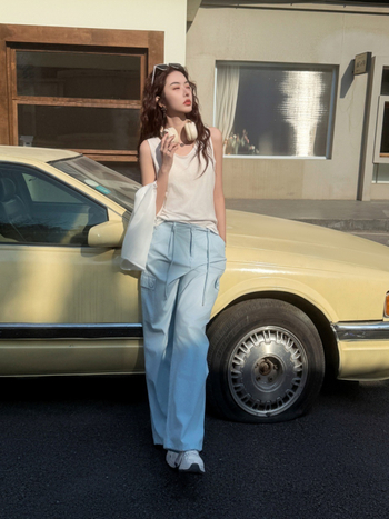 Moterų laisvai prigludęs cami viršus – be rankovių, vientisas raštas, slub medvilnė su bambuko pluoštais (95%+ medvilnė, 95%+ bambukas), mikroelastingumas, ilgis 50–65 cm, pavasaris 2025