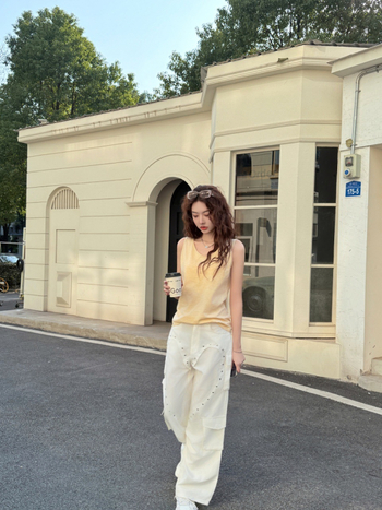 Moterų laisvai prigludęs cami viršus – be rankovių, vientisas raštas, slub medvilnė su bambuko pluoštais (95%+ medvilnė, 95%+ bambukas), mikroelastingumas, ilgis 50–65 cm, pavasaris 2025