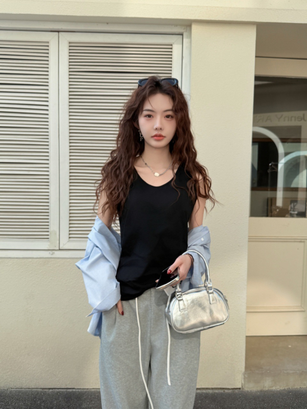 Moterų laisvai prigludęs cami viršus – be rankovių, vientisas raštas, slub medvilnė su bambuko pluoštais (95%+ medvilnė, 95%+ bambukas), mikroelastingumas, ilgis 50–65 cm, pavasaris 2025