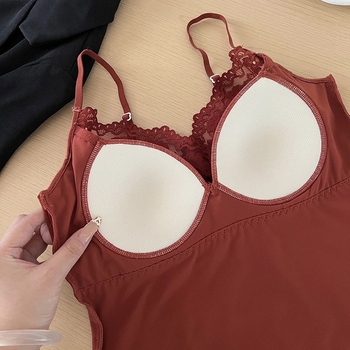 Nėriniuota camisole su įmontuotais puodeliais, žuvies kaulo boningu, plonais petnešėlėmis, nailono audinys