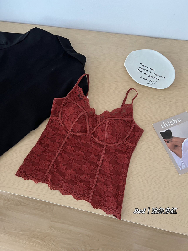 Nėriniuota camisole su įmontuotais puodeliais, žuvies kaulo boningu, plonais petnešėlėmis, nailono audinys