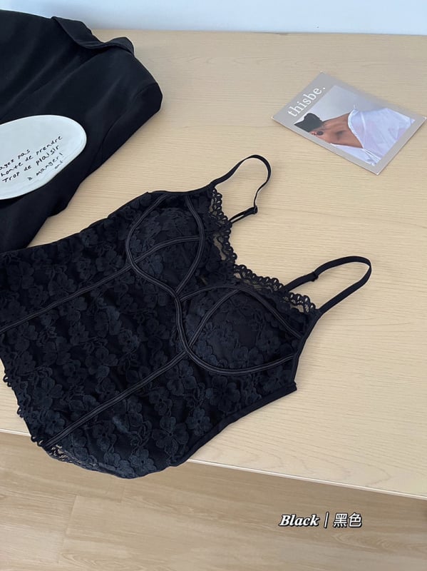 Nėriniuota camisole su įmontuotais puodeliais, žuvies kaulo boningu, plonais petnešėlėmis, nailono audinys