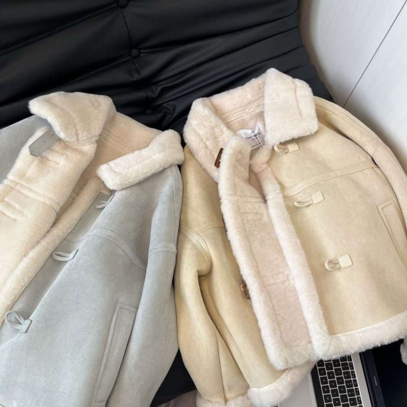 Sieviešu velūra mētelis ar auklu priekšpusē, stāva apkakle, bieza, vidēja garuma, brīvs piegriezums – korejiešu stils, ziema 2025