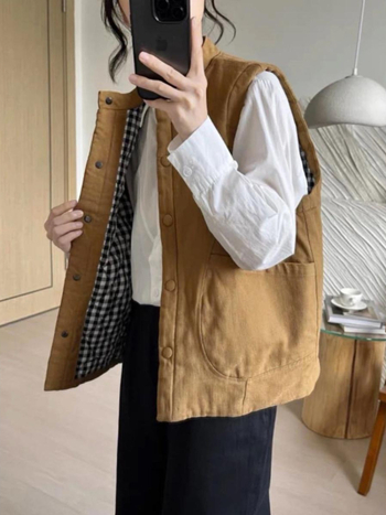 Dámska prešívaná vesta so stojacim golierom, vreckami a gombami, jednofarebná, hlavná tkanina bavlna 80–90%, voľný štýl