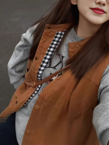 Dámska prešívaná vesta so stojacim golierom, vreckami a gombami, jednofarebná, hlavná tkanina bavlna 80–90%, voľný štýl