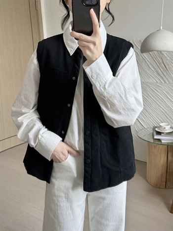 Dámska prešívaná vesta so stojacim golierom, vreckami a gombami, jednofarebná, hlavná tkanina bavlna 80–90%, voľný štýl