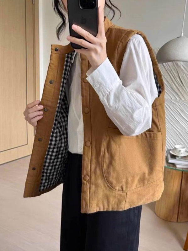 Dámska prešívaná vesta so stojacim golierom, vreckami a gombami, jednofarebná, hlavná tkanina bavlna 80–90%, voľný štýl