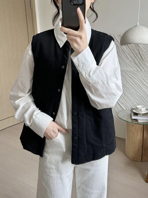 Dámska prešívaná vesta so stojacim golierom, vreckami a gombami, jednofarebná, hlavná tkanina bavlna 80–90%, voľný štýl